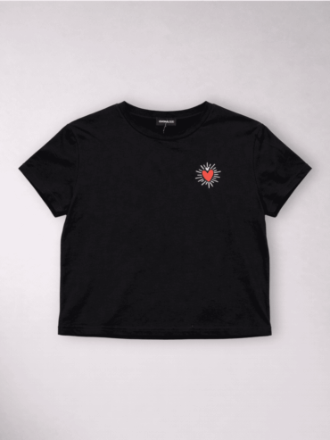 Camiseta Corta Negro Corazón Rojo