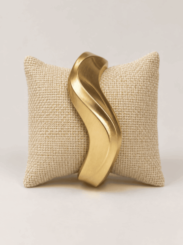 Brazalete Dorado Silueta "S"
