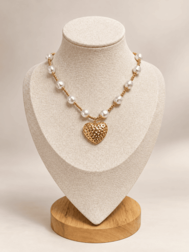 Collar Dorado Perlas Esféricas & Corazón