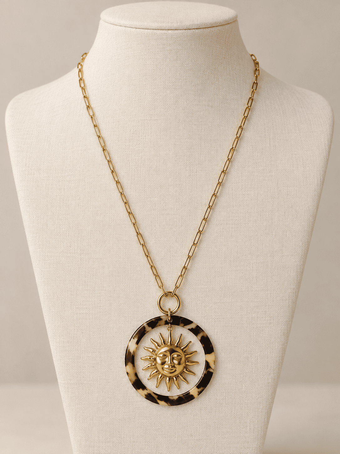Collar Largo Dorado Sol Místico